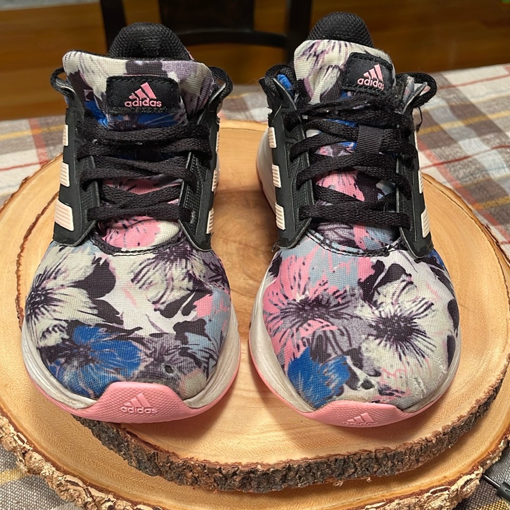 Child flower print Adidas cloud foam sneakers use condition size 6.5